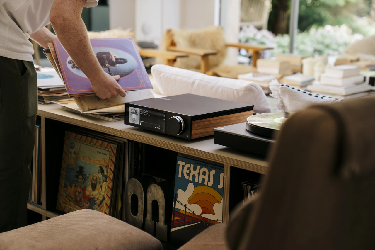 Cambridge Audio EVO 150 SE lifestyle bilde i en stue med platespiller